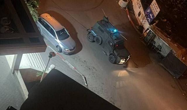قوات الاحتلال تعتقل وتلاحق الفلسطينيين شمال الخليل وتغلق مداخل المدينة بعد حادث الدهس