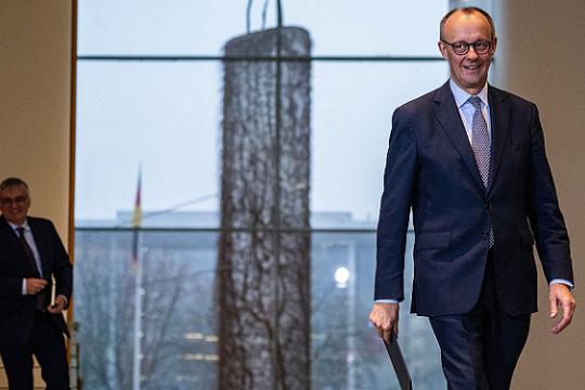 ميرتس في أول زيارة لإسرائيل: برلين تسعى لتعزيز العلاقة “الخاصة” رغم الانتقادات للحرب على غزة