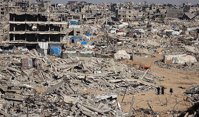 إسرائيل توافق مبدئيًا وتبدأ بإزالة الأنقاض في حي واحد وسط تقديرات بتكلفة مليارية وإعادة إعمار طويلة الأمد