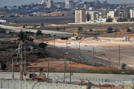 إسرائيل تدفع لإقامة مستوطنة كبرى شمال القدس في موقع مطار قلنديا السابق