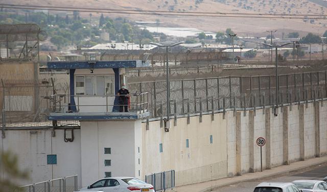 سجون الاحتلال ترفض تغيير ظروف اعتقال الأسرى الفلسطينيين وتتوعد بمزيد من القمع