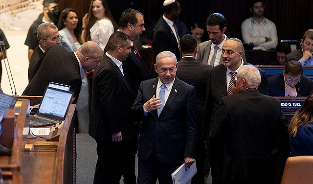 الكنيست يصوّت تمهيديًا على حزمة قوانين لإضعاف القضاء وتقويض الحقوق