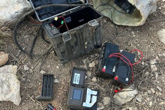 الجيش اللبناني يعثر على جهاز تجسس إسرائيلي مموّه مزوّد بكاميرا في جنوب البلاد