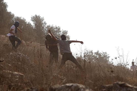 مستوطنون يطلقون النار على تجمع فلسطيني شمال شرق القدس ويصيبون ثلاثة مواطنين