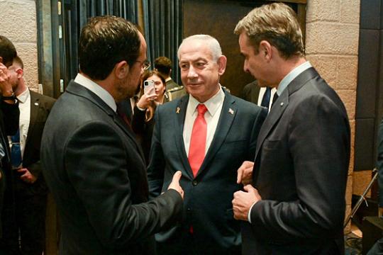 نتنياهو يعلن توسيع التعاون العسكري مع اليونان وقبرص برسائل إقليمية مبطنة لتركيا