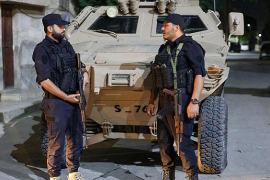 سوريا: قتلى وجرحى في اشتباكات عنيفة بحلب بين القوات الحكومية و«قسد» وسط تبادل اتهامات ومساعٍ للتهدئة