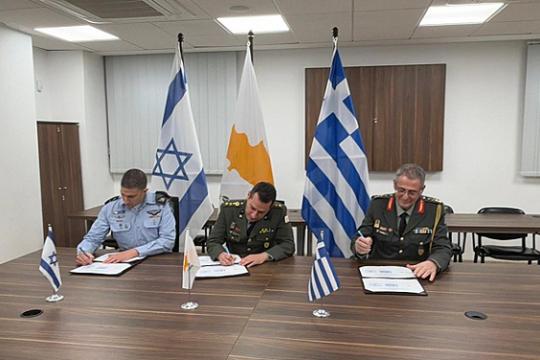 إسرائيل توقع خطة تعاون عسكري ثلاثية مع اليونان وقبرص لعام 2026