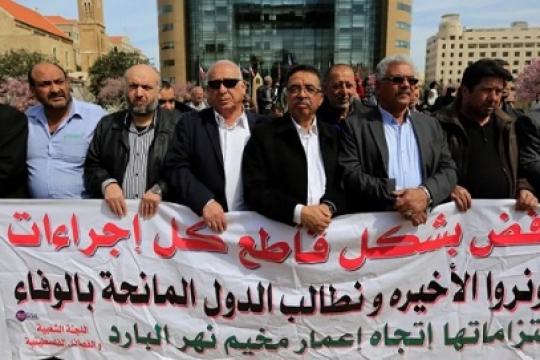 لاجئون فلسطينيون يحتجون أمام مقر الأونروا في بيروت رفضًا لتقليص الخدمات