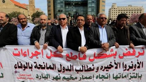 وقفة شعبية تؤكد التمسك بحقوق اللاجئين والهوية الوطنية الفلسطينية وترفض المساس بالمناهج التعليمية