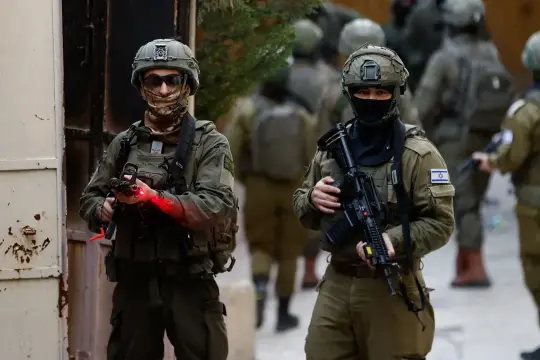 تصعيد واسع في الضفة.. اعتقالات وإصابات وإغلاقات واعتداءات للمستوطنين