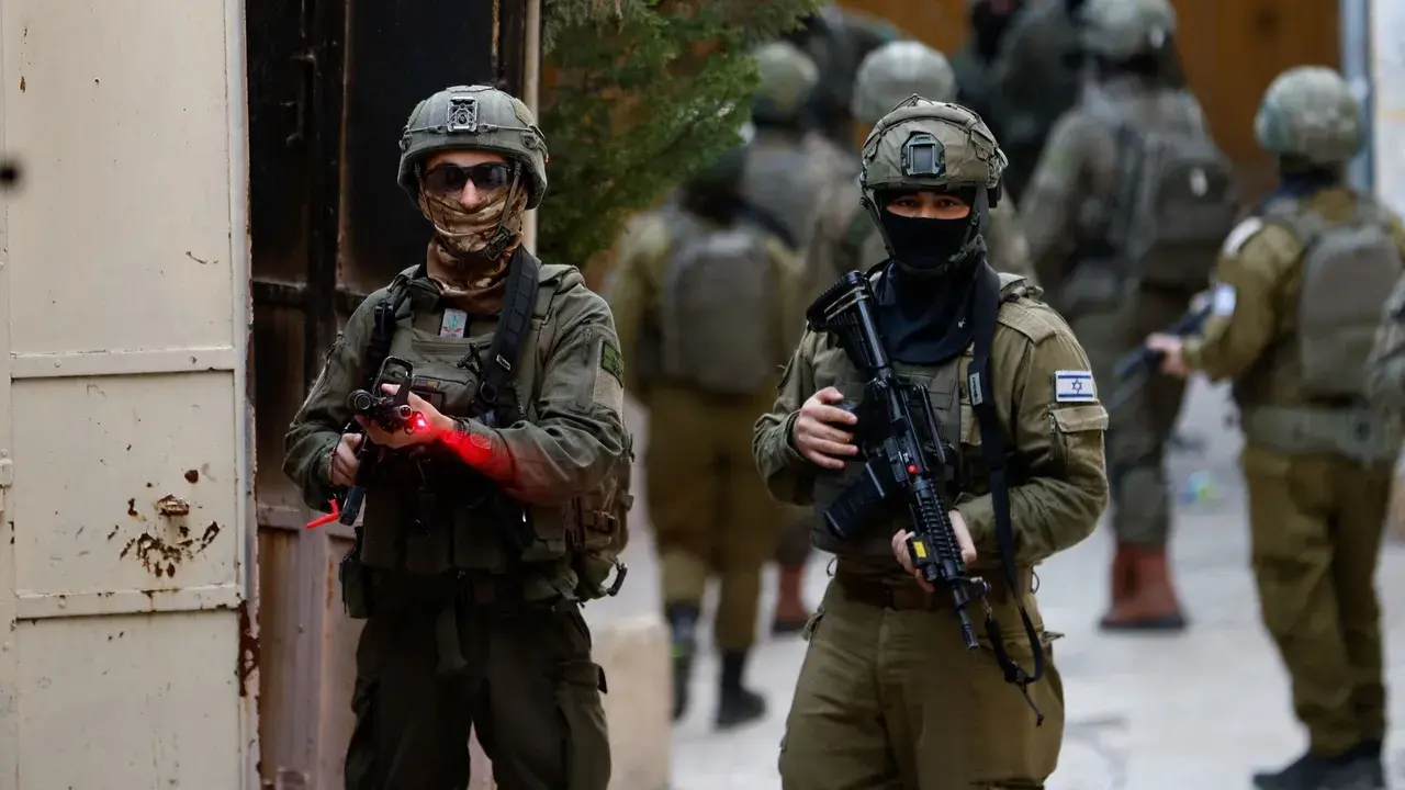 تصعيد واسع في الضفة.. اعتقالات وإصابات وإغلاقات واعتداءات للمستوطنين