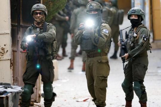 قوات الاحتلال تداهم منزلاً في ترمسعيا وتحتجز 3 مواطنين قبل الإفراج عنهم لاحقًا