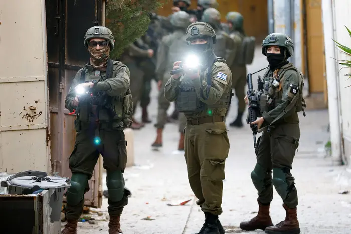 الاحتلال يواصل مداهماته في نابلس وبيت لحم ويغلق مداخل بلدات بالضفة الغربية وسط تصاعد التوترات
