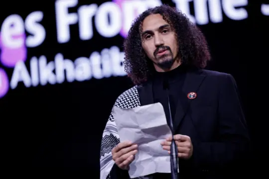 مخرج فلسطيني-سوري يتهم ألمانيا بـ«الشراكة في الإبادة» خلال مهرجان برلين السينمائي