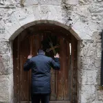 اللجنة الرئاسية العليا لمتابعة شؤون الكنائس تدين منع بطريرك اللاتين من الوصول إلى كنيسة القيامة