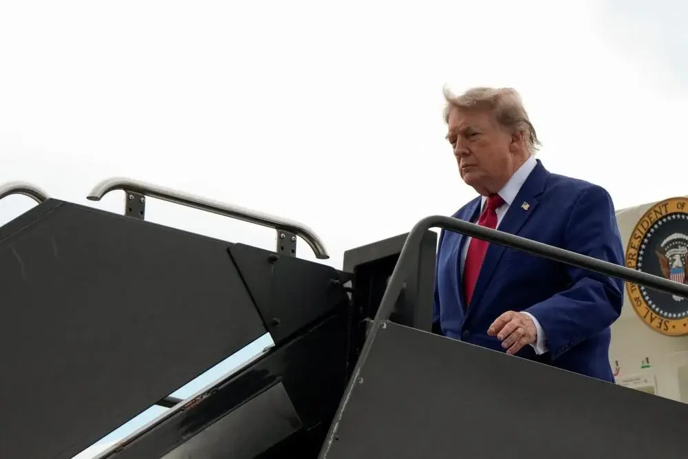 الرئيس الأميركي يقول إن واشنطن تراقب الوضع في إيران وتراهن على الأزمة الاقتصادية والحصار البحري، فيما تتواصل المساعي بشأن مضيق هرمز