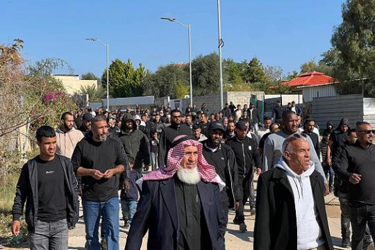 آلاف من أهالي النقب يشاركون في مسيرة حاشدة بترابين الصانع رفضًا لحصار بن غفير