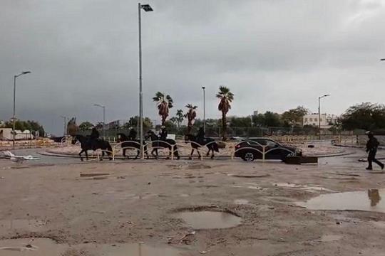 المحكمة الإسرائيلية تفرض الحبس المنزلي على شرطي قتل فلسطينيًا في النقب