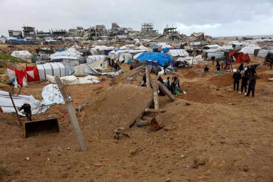 أمطار ورياح عاتية تدمّر خيم نازحين وتفاقم الكارثة الإنسانية في قطاع غزة