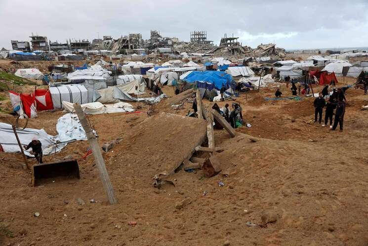 أمطار ورياح عاتية تدمّر خيم نازحين وتفاقم الكارثة الإنسانية في قطاع غزة