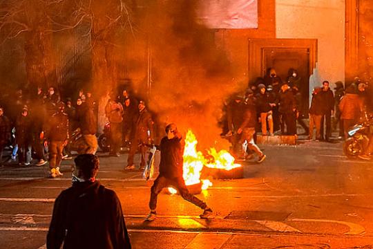 واشنطن تدرس خياراتها في إيران وسط احتجاجات متصاعدة وتحذيرات من مواجهة إقليمية