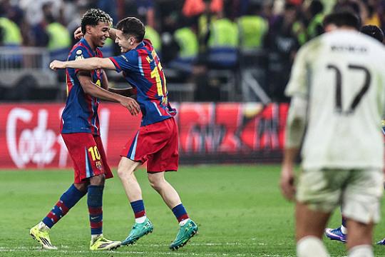 برشلونة يتوّج بالكأس السوبر الإسبانية للمرة الثانية على التوالي بعد فوز مثير على ريال مدريد