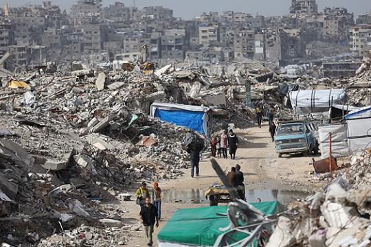 استعادة جثة آخر أسير من غزة تُنهي المرحلة الأولى من اتفاق وقف إطلاق النار وسط استمرار الخروق الإسرائيلية