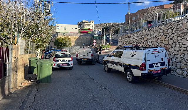 الجريمة وقعت أثناء قيادتها سيارتها وبرفقة طفليها والشرطة ترجّح خلفية جنائية