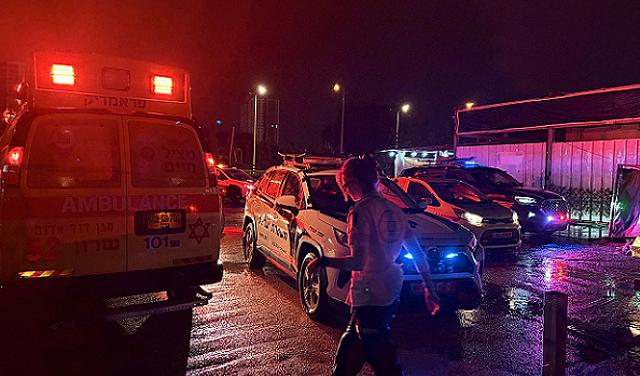 الشرطة تقول إنها أحبطت محاولة قتل على خلفية ثأر واعتقلت مشتبهين، فيما أحد المصابين في حالة خطيرة