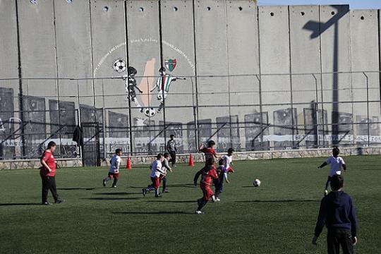 الاحتلال يمنع إدخال شحنة عشب اصطناعي للملاعب الفلسطينية مقدّمة من الصين