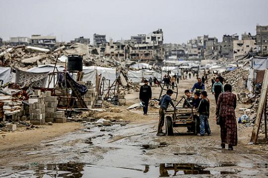 تصعيد إسرائيلي واسع في غزة يفاقم الفجوة بين مسار التهدئة والواقع الميداني