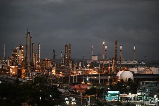 ترامب يعلن إعادة فتح المجال الجوي لفنزويلا ويفتح الباب أمام الاستثمار النفطي