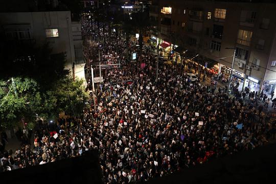 مظاهرة حاشدة بتل أبيب تنديداً بالجريمة وتواطؤ الشرطة إسرائيلية