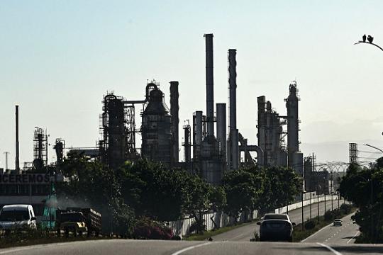 فنزويلا تفكك نموذج تشافيز النفطي وتفتح القطاع الخاص تحت المظلة الأميركية