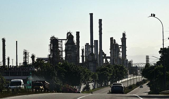 فنزويلا تفكك نموذج تشافيز النفطي وتفتح القطاع الخاص تحت المظلة الأميركية