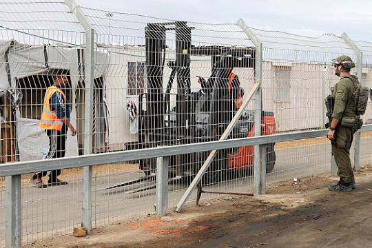 جيش الاحتلال ينقل "الكتيبة البدوية" من كرم أبو سالم بعد الاشتباه بتهريب مخدرات وسجائر إلى غزة