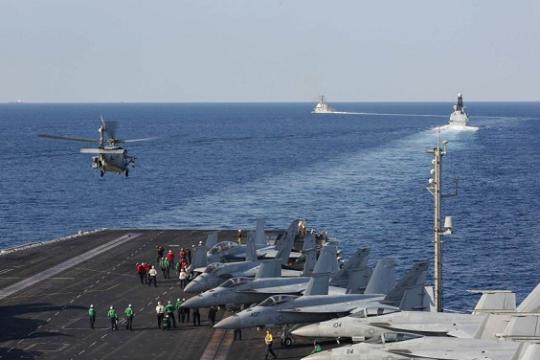 تصعيد عسكري ورسائل تفاوضية: إسقاط مسيّرة إيرانية قرب حاملة طائرات أميركية وتحضيرات لمحادثات نووية