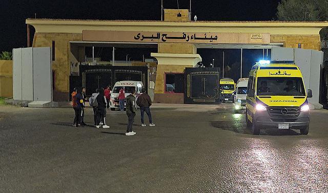 قيود إسرائيلية تحد من دخول الفلسطينيين عبر معبر رفح رغم إعادة فتحه جزئياً