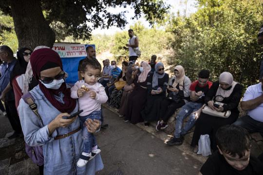 نتنياهو يقدّم مشروع قانون يمنح مفتشين صلاحيات واسعة لمراقبة طلبات لم شمل العائلات