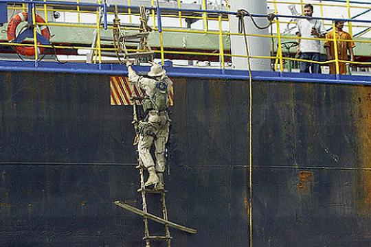 البنتاغون يحتجز ناقلة نفط في المحيط الهندي بعد انتهاكها الحظر الأميركي