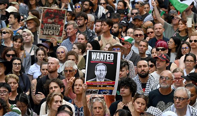 آلاف المتظاهرين ينددون بدور إسرائيل في غزة وشرطة أستراليا تستخدم الغاز لتفريق الحشود