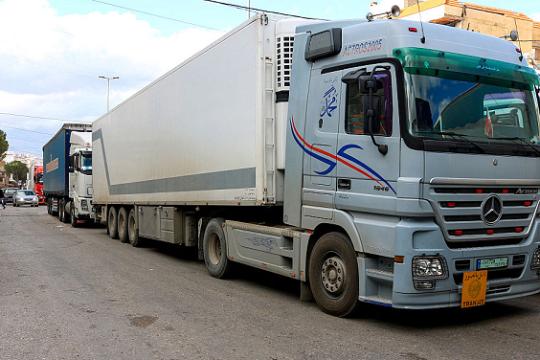 لبنان يحصل على إعفاءات مؤقتة للشاحنات بعد الحظر السوري