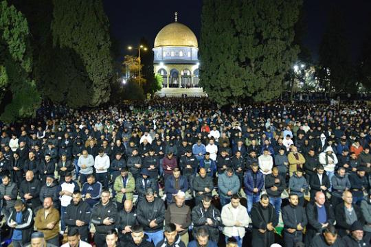 100 ألف مصلٍ يؤدون صلاة العشاء والتراويح في المسجد الأقصى رغم قيود الاحتلال