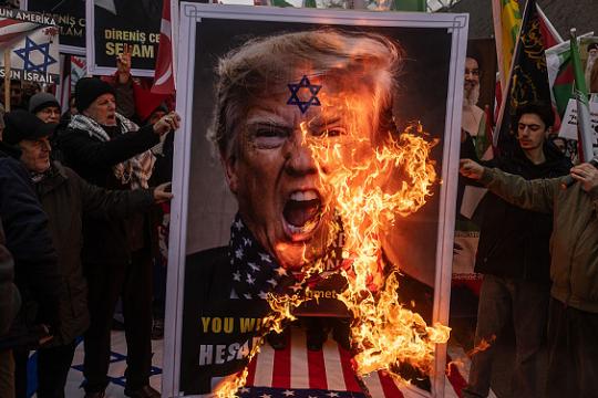 ترامب يدرس ضربة محدودة لإيران وسط تصاعد التوتر النووي