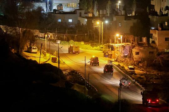 إصابة شاب وفتى برصاص الاحتلال خلال اقتحام بيت فوريك ونشاطات عسكرية متفرقة بالضفة