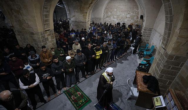 استشهاد 312 إمامًا وخطيبًا وتدمير أكثر من ألف مسجد يغيّر ملامح الشهر في القطاع