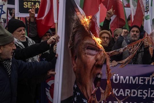 تحذيرات أميركية من مخاطر حرب مع إيران وسط تباين داخل إدارة ترامب