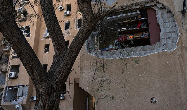 تقديرات تشير إلى أن الغارات الإسرائيلية–الأميركية تهدف لإضعاف إيران وليس لإسقاط نظامها بالكامل