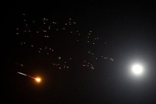 الحرب تتسع إقليميًا.. إيران تواصل قصف إسرائيل والقواعد الأميركية وتحركات عسكرية دولية في شرق المتوسط