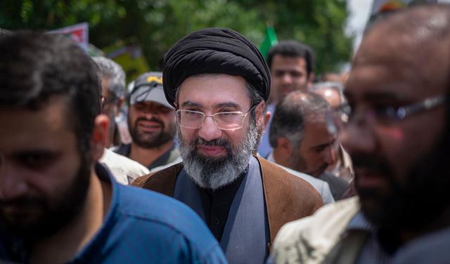 اختيار مجتبى خامنئي مرشدًا أعلى جديدًا لإيران خلفًا لوالده